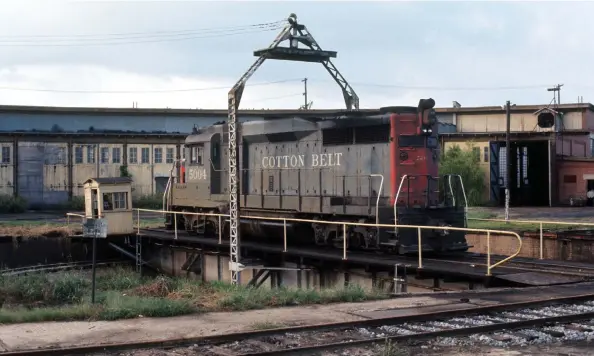  ?? H. E. Chelf, David P. Oroszi collection ?? GP30 5004 takes a spin on the turntable at Tyler on a hot day in August 1973.