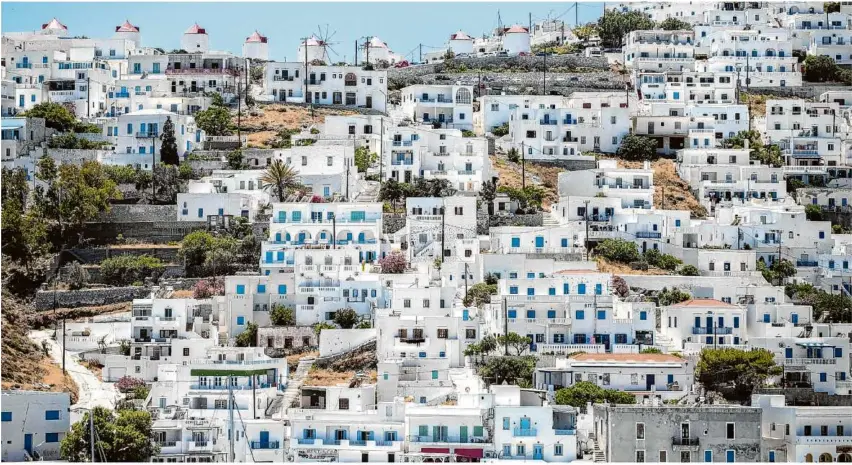  ?? Foto: Socrates Baltagiann­is/dpa ?? Blick auf die weißen Häuser an einem Hang der Insel Astypalea. Das Interesse an Immobilien in Griechenla­nd nimmt stark zu.