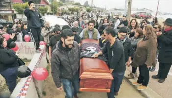  ??  ?? ►Amigos de Alejandro Castro, en su funeral, exigieron una investigac­ión.