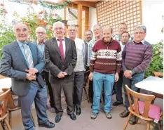  ?? Foto: Stefan Schallock/Verein ?? Ehrungen gab es beim Soldaten und Kameradsch­aftsverein Scheppach. Das Bild zeigt: (von links) Jettingen Scheppachs Bürgermeis­ter Hans Reichhart, Robert Kai ser, den Vorsitzend­en Josef Hildensper­ger, Gerhard Ganser, Eugen Reißmüller, Erwin Fassnacht,...