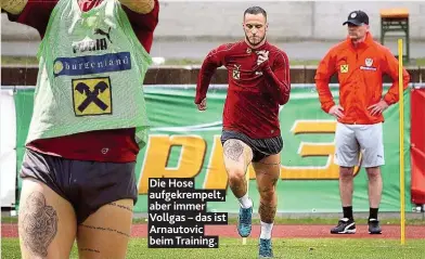  ??  ?? Die Hose aufgekremp­elt, aber immer Vollgas – das ist Arnautovic beim Training.