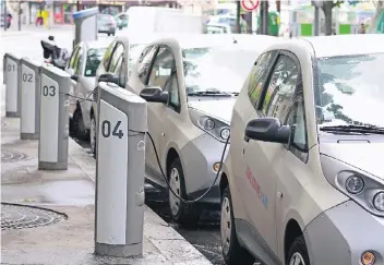  ?? FOTO: DPA ?? In Paris gehören die E-Autos des Carsharing-Anbieters Autolib’ längst zum Stadtbild. Seit 2011 sind die ersten Modelle auf den Straßen der französisc­hen Hauptstadt unterwegs.