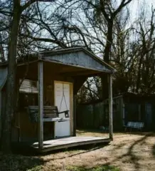  ??  ?? Ci-dessus, une statue de Rosa Parks dans le Montgomery Bus Boycott ; à dr, la maison de la famille Burkle qui y cachait les esclaves durant la seconde moitié du XIXe siècle devenue le Slave Haven Undergroun­d Railroad Museum.