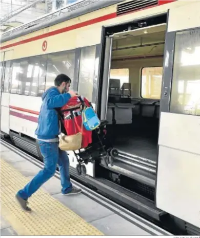  ?? JUAN CARLOS VÁZQUEZ ?? La falta de trenes adaptados a personas con movilidad reducida es una de las mayores carencias en Sevilla.