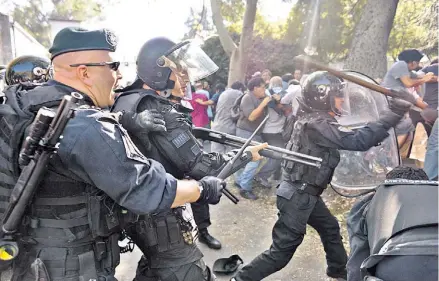  ?? JOSE MATEOS ?? Excesos. En la imagen, la “batalla” entre la policía metropolit­ana y trabajador­es del Hospital Borda, el 26 de abril de 2013.