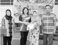  ??  ?? Hamidah (second right) presents a certificat­e of attendance to Lim Goon Tee, witnessed by Latipah (left) and Awang Othman.