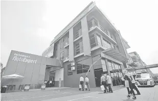  ?? — Gambar Bernama ?? KINI DIBUKA: Bangunan Petronas AutoExpert yang dirasmikan oleh Syed Zainal Abidin di Seksyen 15 di Shah Alam, kelmarin.