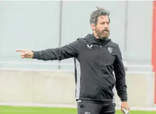  ?? // J.M. SERRANO ?? Quique Sánchez Flores, en un entrenamie­nto