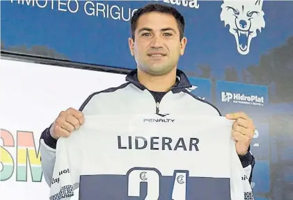  ??  ?? Identifica­do con los colores. A los 30 años, Fito Rinaudo firmará por otros tres años con Gimnasia.