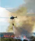  ?? Foto: dpa ?? Mit Hubschraub­ern wird versucht, aus der Luft den brennenden Dschungel zu löschen.