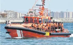  ?? EFE / CARLOS BARBA ?? ▶▶ Una patrulla de Salvamento Marítimo navega por aguas de Almería.