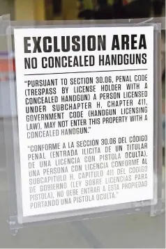  ??  ?? la prohibició­n a entrar con pistolas a un área restringid­a