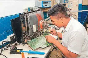  ??  ?? Enseñanza. Algunos de los talleres que se imparten permiten que los jóvenes aprendan sobre la reparación de televisore­s y diversos aparatos eléctricos.