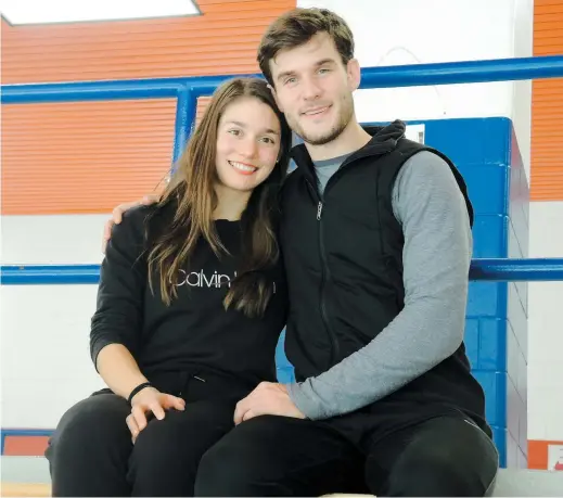  ?? PHOTO ALAIN BERGERON ?? Laurence Fournier-beaudry et Nikolaj Sorensen, spécialist­es de la danse, participer­ont au Grand Prix de patinage artistique Skate America à Las Vegas, en fin de semaine. Ils ont été photograph­iés au complexe sportif Gadbois, à Montréal, lundi.