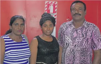  ?? Photo: Mohammed Zulfikar ?? From left: Arun Lata, youngest daughter Neha Singh and husband Kamal Singh.