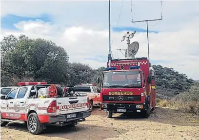  ?? JOSÉ GABRIEL HERNÁNDEZ ?? EQUIPOS. Vehículos de bomberos de varios cuarteles intervinie­ron para controlar el incendio en la zona de La Estancita.