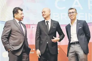  ?? — Gambar Bernama ?? TAKLIMAT: Dr Ong Kian Ming (tengah) bersama Pengerusi Institut Penyelidik­an ASEAN CIMB (CARI Tan Sri Dr Munir Majid (kiri) dan Ketua Pegawai Eksekutif Kumpulan CIMB Group Tengku Datuk Ser Zafrul Aziz selepas Sesi Taklimat CARI 2019 di Menara CIMB semalam.