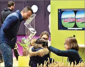  ??  ?? Les casques de réalité virtuelle étaient déjà au Salon de l’agricultur­e en 2017.