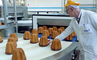  ??  ?? Di nuovo in fabbrica
I dipendenti Melegatti ieri nel primo giorno di ritorno al lavoro, con la ripresa della produzione dei pandori (foto Sartori)