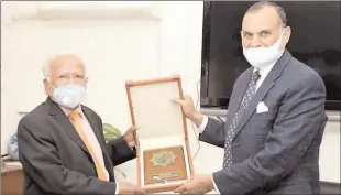  ??  ?? ISLAMABAD
Federal Minister for Railways, Azam Khan Swati presenting a shield to Adviser to the Prime Minister on Institutio­nal Reforms and Austerity, Dr. Ishrat Hussain. -APP