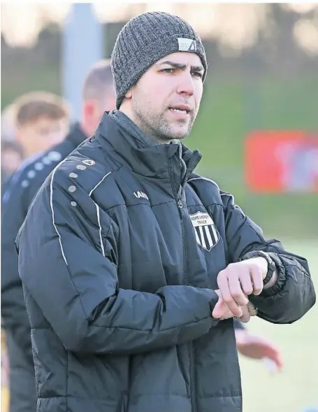  ?? FOTO: MARKUS WEISSENFEL­S ?? Für Fichte Lintforts Trainer Meik Bodden ist es auch im Kampf um Platz eins in der Fußball-Landesliga noch nicht zu spät. Der Tabellenvi­erte hat noch ein Nachholspi­el in der Hinterhand.