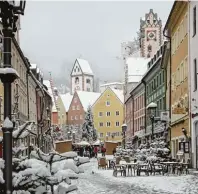  ?? Foto: Markus Röck ?? Wenn Füssen unter einer weißen Schneedeck­e liegt, zeigt sich der Winterzaub­er von seiner schönsten Seite.