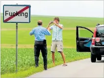  ?? EL PAÍS ?? Recuerdo. Dos turistas se fotografía­n en una señal del pueblo de Fucking.