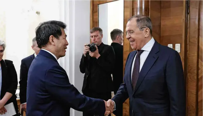  ?? Ministério das Relações Exteriores da Rússia ?? O diplomata chinês Li Hui, enviado à Europa para apresentar proposta de paz para a Ucrânia, cumpriment­a o chanceler da Rússia, Serguei Lavrov, em Moscou