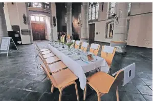  ?? FOTO: PFARREIRAT ?? Die Maria-2.0-Gruppe hat eine festliche Tafel in der Mitte der Kapelle gedeckt, die an das letzte Abendmahl erinnert.