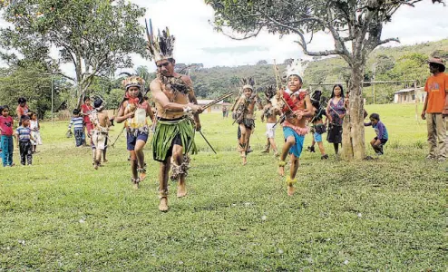  ??  ?? La población de Irimo ubicada en el norte de La Paz, bailando una danza tradiciona­l del lugar.