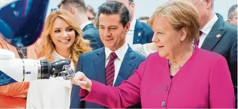  ?? Foto: H. Chr. Dittrich, dpa ?? Was Technik schon alles kann: Angela Merkel, Mexikos Präsident Enrique Peña Nieto und seine Frau Rivera de Peña auf der Hannover Messe.