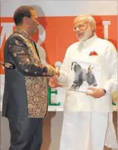  ??  ?? King Goodwill Zwelithini presents a gift to Narendra Modi at the Durban City Hall on Saturday.