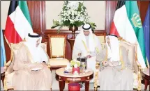  ?? KUNA photos ?? HH the Amir with Dr Abdullatif bin Rashid Al-Zayani.