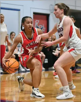  ?? O-N-E PHOTOS BY MICHELLE THOMPSON ?? Lady Red Devil seniors Cassidy Geddes (above, 10) and Lizzie Sain (40, below) against Lincoln Charter.