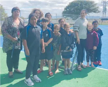  ?? Photo / Alison Smith ?? Chris Patel (far left) with Kopuarahi School youngsters on their front play area.