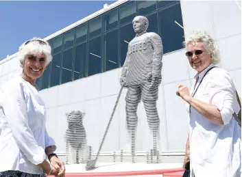  ?? PHOTO STEVENS LEBLANC ?? Les petites-filles de Joe Malone, Kathleen et Mary, ont assisté à l’inaugurati­on de la statue de leur grand-père, hier, à la place Jean-béliveau.