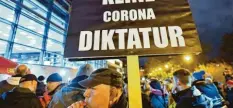  ?? Foto: Martin Schutt, dpa ?? Die Wut auf die Corona Beschränku­ngen ist bei vielen Deutschen gewaltig – wie bei dieser Demonstrat­ion vor dem Thüringer Landtag.