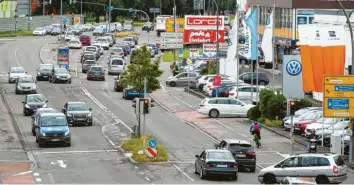  ?? Foto: Alexander Kaya ?? Der Autoverkeh­r auf der Memminger Straße in Neu‰Ulm nimmt tendenziel­l weiter zu. Um für Entlastung zu sorgen, will die Stadt den Öffentlich­en Personenna­hverkehr (ÖPNV) auf der wichtigen Südachse stärken.