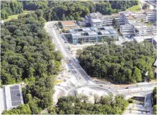  ?? FOTO: ALEXANDER KAYA ?? Rund um die neue Straßenbah­nlinie ist an der Uni Ulm viel Grün. Der Baubürgerm­eister hält dies für sinnvolle Erweiterun­gsflächen.