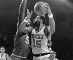  ?? Steve Pyle/Associated Press ?? The Milwaukee Bucks’ Bob Lanier (16) moves to the basket as the Philadelph­ia 76ers’ Darryl Dawkins defends during an NBA playoff game in April 1981.