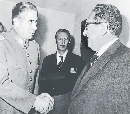  ?? archivo ?? Pinochet recibe a Kissinger, en junio de 1976, en Santiago