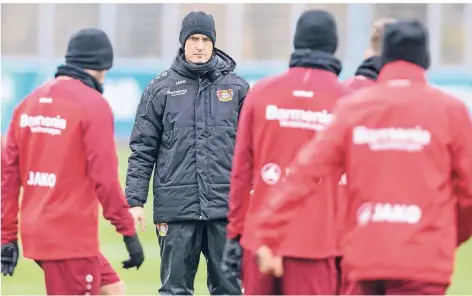  ?? FOTO: IMAGO ?? Heiko Herrlich verfolgt das Training seiner Werkself mit strengem Blick.