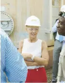  ??  ?? Arriba a la izquierda, Wesley R. Edens, de New Fortress Energy durante un recorrido por la planta Bogue en Montego Bay, Jamaica. Abajo, Kelly Tomblin, CEO de JPS, la empresa energética de Jamaica.