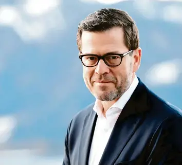  ?? Foto: Angelika Warmuth, dpa ?? Der frühere Bundesmini­ster Karl‰Theodor zu Guttenberg (CSU) aus dem fränkische­n Kulmbach – der sich jetzt wieder Doktor nennt – sorgt in der Hauptstadt nun wieder für Aufregung.