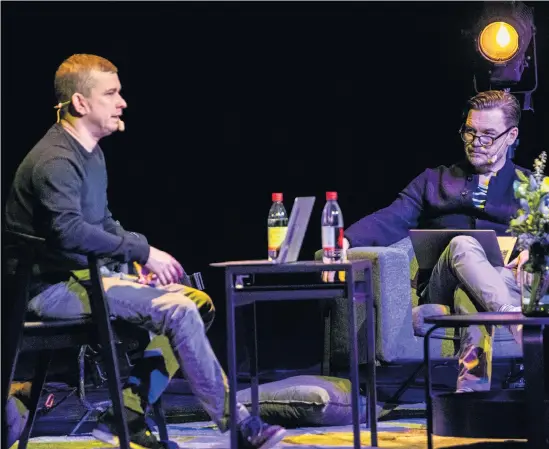  ?? Bild: Roger Larsson ?? Erik Niva och Håkan Andreasson gästade Halmstad Teater med sin podd ”When We Were Kings”.