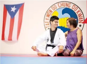  ??  ?? “Aquí hay gente buena. Lo que pasa es que a veces no tienen las personas correctas que los guíen por el buen camino”
WANDA ROMÁN ARCE Madres de Kamir Rosado, atleta de taekwondo del Residencia­l Manuel A. Pérez