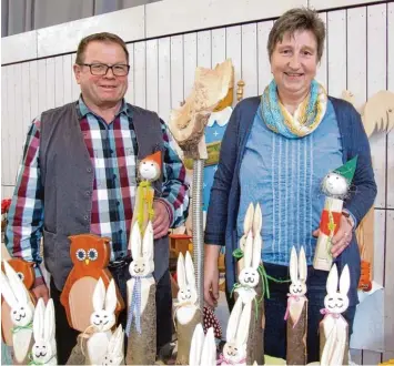  ?? Foto: Siegfried P. Rupprecht ?? Irmgard und Hermann Riepl präsentier­ten beim Osterbasar und Hobbykünst­lermarkt in Fischach schmunzeln­de Holzhäsche­n, aber auch Küchenzwer­ge und Blumenfeen.