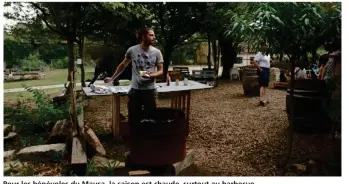  ??  ?? Pour les bénévoles du Mausa, la saison est chaude, surtout au barbecue.