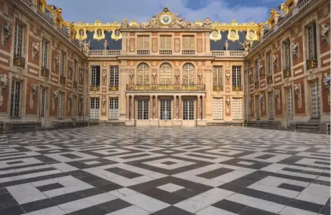  ??  ?? La chambre de la Pompadour donne sur la cour de Marbre du château de Versailles, située au pied de la chambre du roi. Dans cette cour pavée de marbre noir et blanc, Robert-François Damiens tenta d’assassiner Louis XV, en 1757.