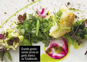  ??  ?? Grande gastronomi­e servie en gants blancs au Tchaïkovsk­i.